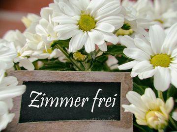 Schild mit Aufschrift Zimmer frei